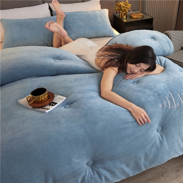 91家纺网 家纺一手货源 找家纺 美梦里 2025新款A类大豆纤维双面刺绣牛奶绒冬被芯春秋被子 月光蓝