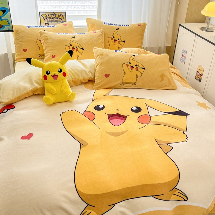 91家纺网 家纺一手货源 找家纺 暮思家居 2025新款正版授权宝可梦数码印花高克重加厚保暖牛奶绒四件套 绒大版-可爱皮卡丘