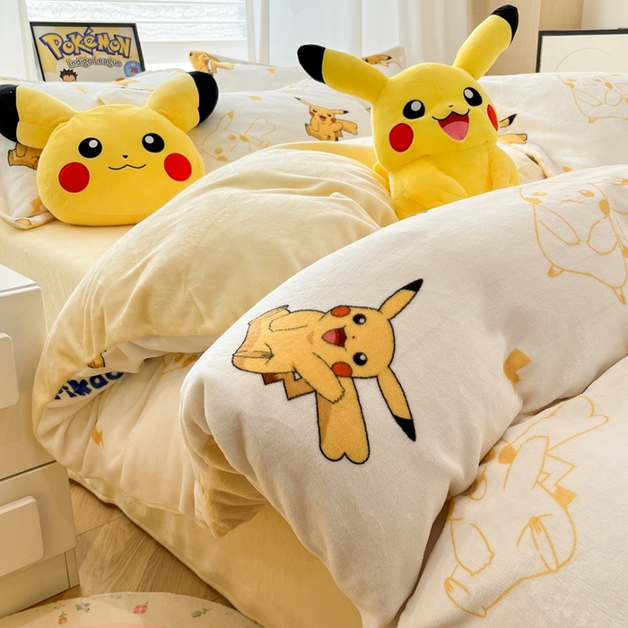 91家纺网 家纺一手货源 找家纺 暮思家居 2025新款正版授权宝可梦数码印花高克重加厚保暖牛奶绒四件套 绒小版-多彩皮卡丘