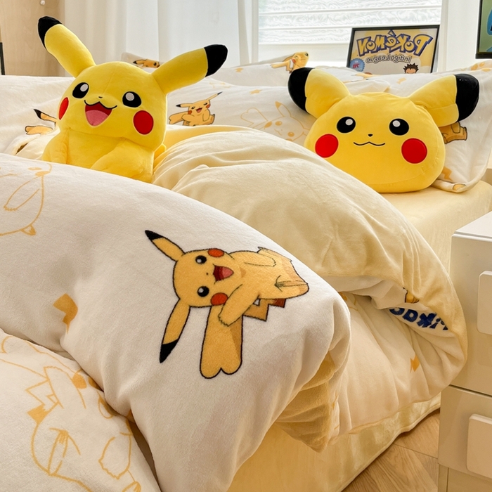 91家纺网 家纺一手货源 找家纺 暮思家居 2025新款正版授权宝可梦数码印花高克重加厚保暖牛奶绒四件套 绒小版-多彩皮卡丘