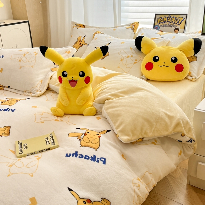 91家纺网 家纺一手货源 找家纺 暮思家居 2025新款正版授权宝可梦数码印花高克重加厚保暖牛奶绒四件套 绒小版-多彩皮卡丘