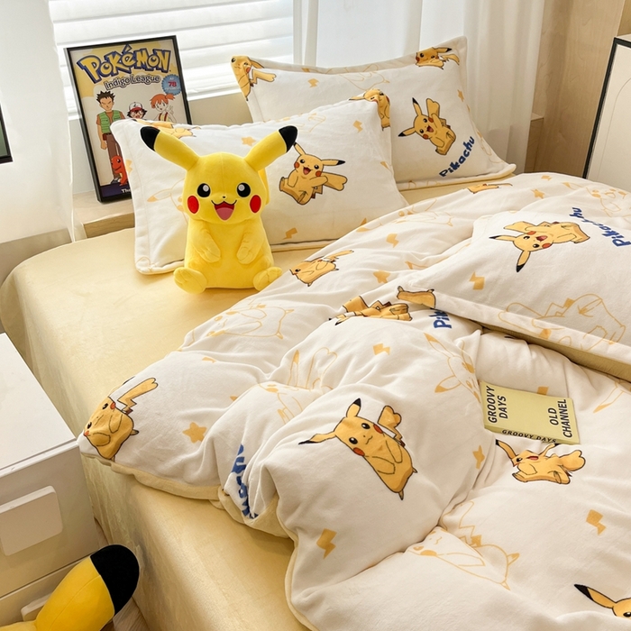 91家纺网 家纺一手货源 找家纺 暮思家居 2025新款正版授权宝可梦数码印花高克重加厚保暖牛奶绒四件套 绒小版-多彩皮卡丘