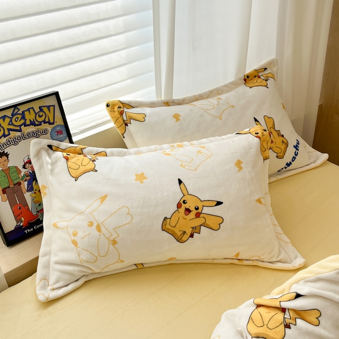 91家纺网 家纺一手货源 找家纺 暮思家居 2025新款正版授权宝可梦数码印花高克重加厚保暖牛奶绒四件套 绒小版-多彩皮卡丘