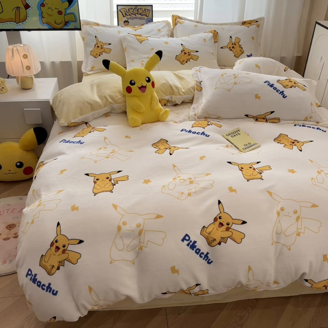 91家纺网 家纺一手货源 找家纺 暮思家居 2025新款正版授权宝可梦数码印花高克重加厚保暖牛奶绒四件套 绒小版-多彩皮卡丘