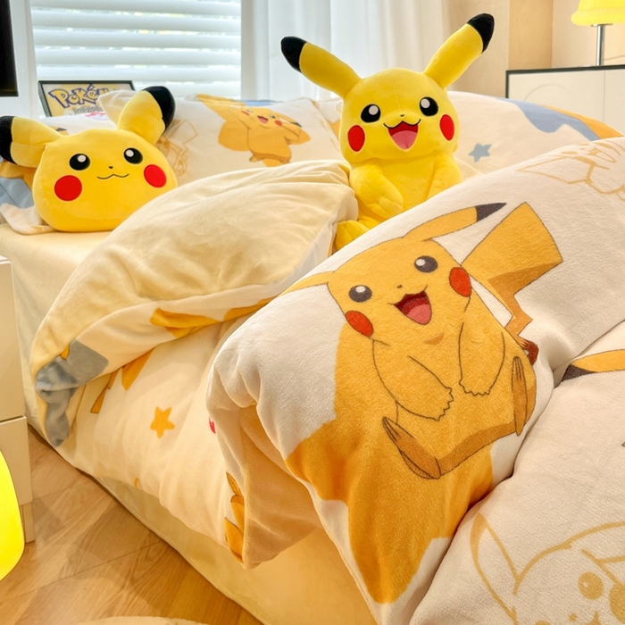 91家纺网 家纺一手货源 找家纺 暮思家居 2025新款正版授权宝可梦数码印花高克重加厚保暖牛奶绒四件套 绒小版-星星皮卡丘