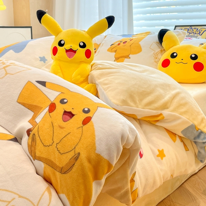91家纺网 家纺一手货源 找家纺 暮思家居 2025新款正版授权宝可梦数码印花高克重加厚保暖牛奶绒四件套 绒小版-星星皮卡丘