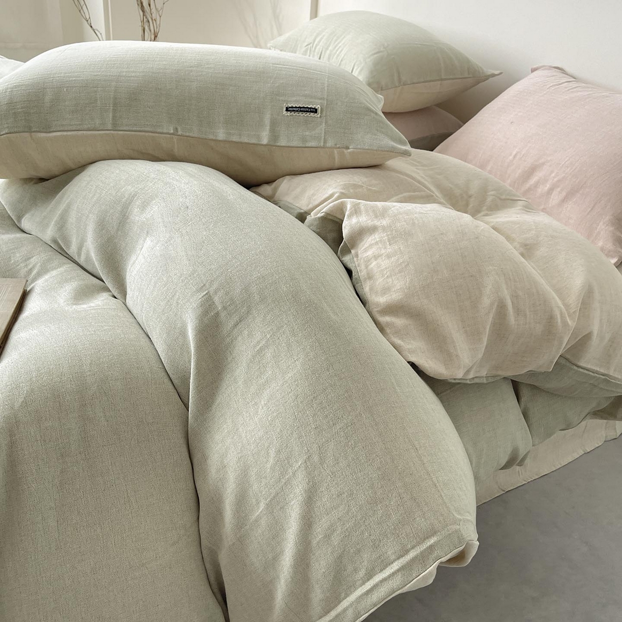 91家纺网 家纺一手货源 找家纺 2025新款休闲风超柔棉麻四件套简约纯棉全棉复古风素色亚麻高端床上用品四季通用 安缦-绿