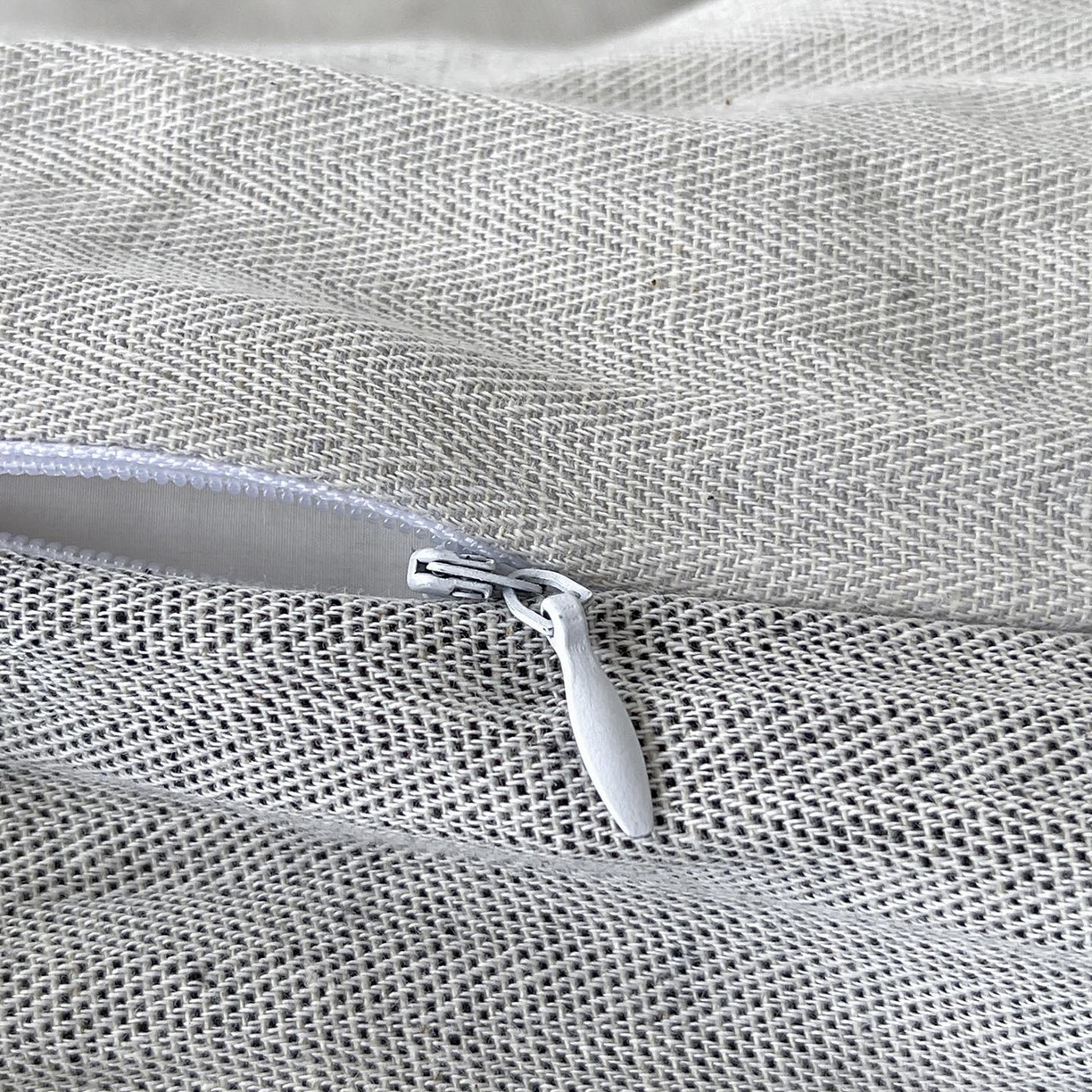 91家纺网 家纺一手货源 找家纺 2025新款休闲风超柔棉麻四件套简约纯棉全棉复古风素色亚麻高端床上用品四季通用 安缦-灰