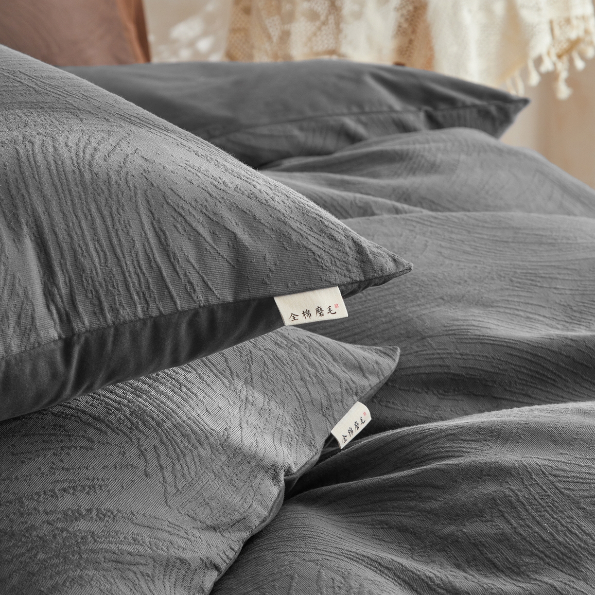 91家纺网 家纺一手货源 找家纺 简宜家居（朝初家纺） 2025新款全棉提花纯棉加厚磨毛四件套 彩绘-雾灰