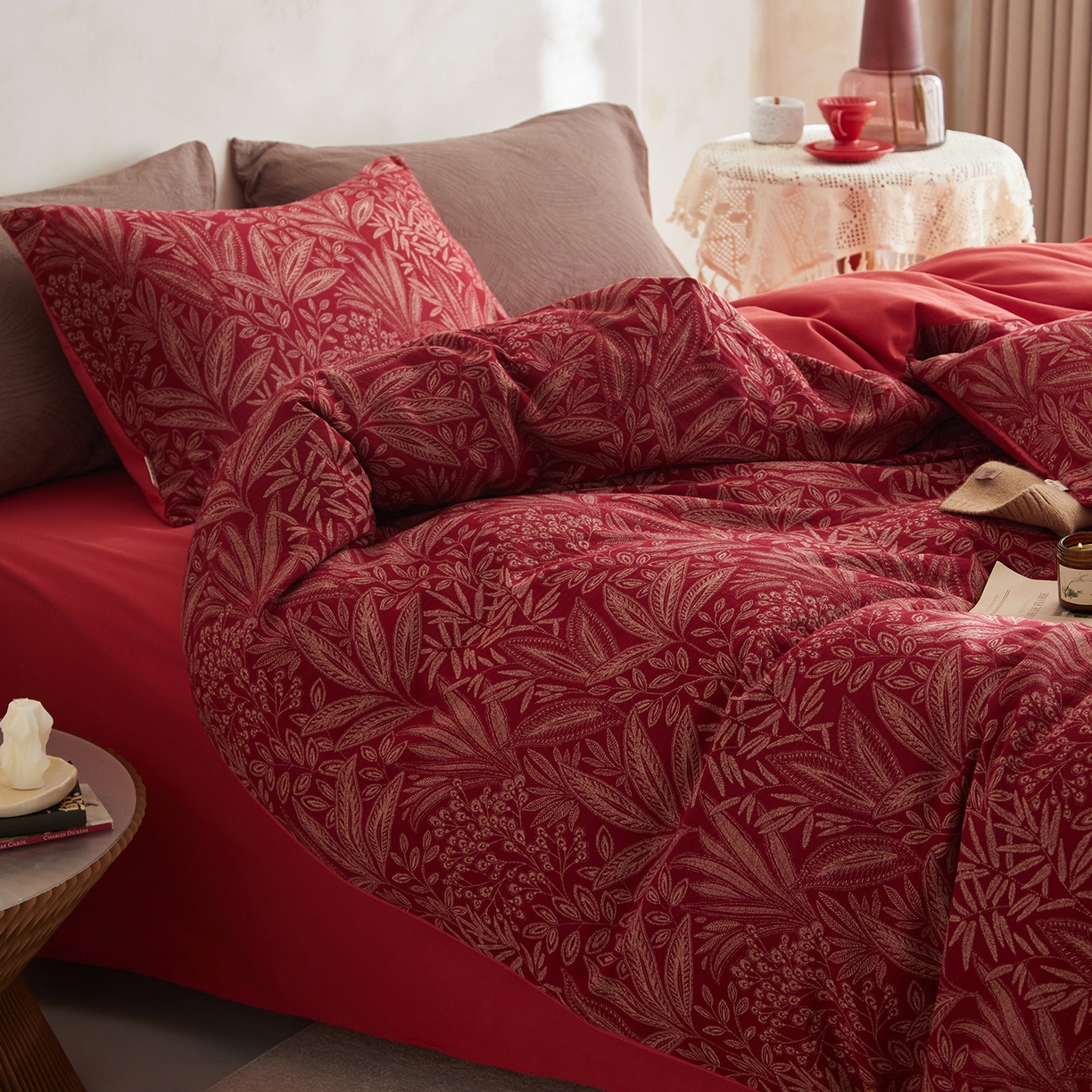 91家纺网 家纺一手货源 找家纺 简宜家居（朝初家纺） 2025新款全棉提花纯棉加厚磨毛四件套 梦枝-红馥