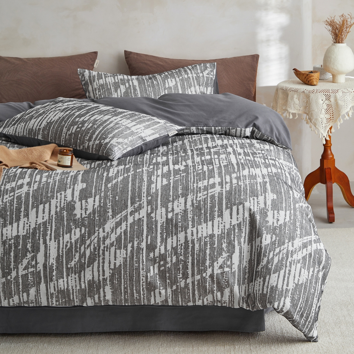 91家纺网 家纺一手货源 找家纺 简宜家居（朝初家纺） 2025新款全棉提花纯棉加厚磨毛四件套 墨纹-月灰