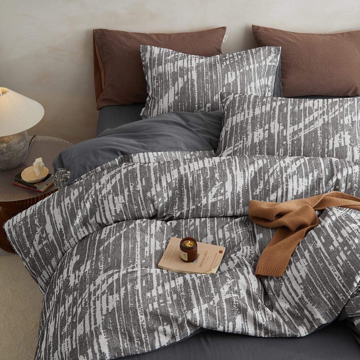 91家纺网 家纺一手货源 找家纺 简宜家居（朝初家纺） 2025新款全棉提花纯棉加厚磨毛四件套 墨纹-月灰