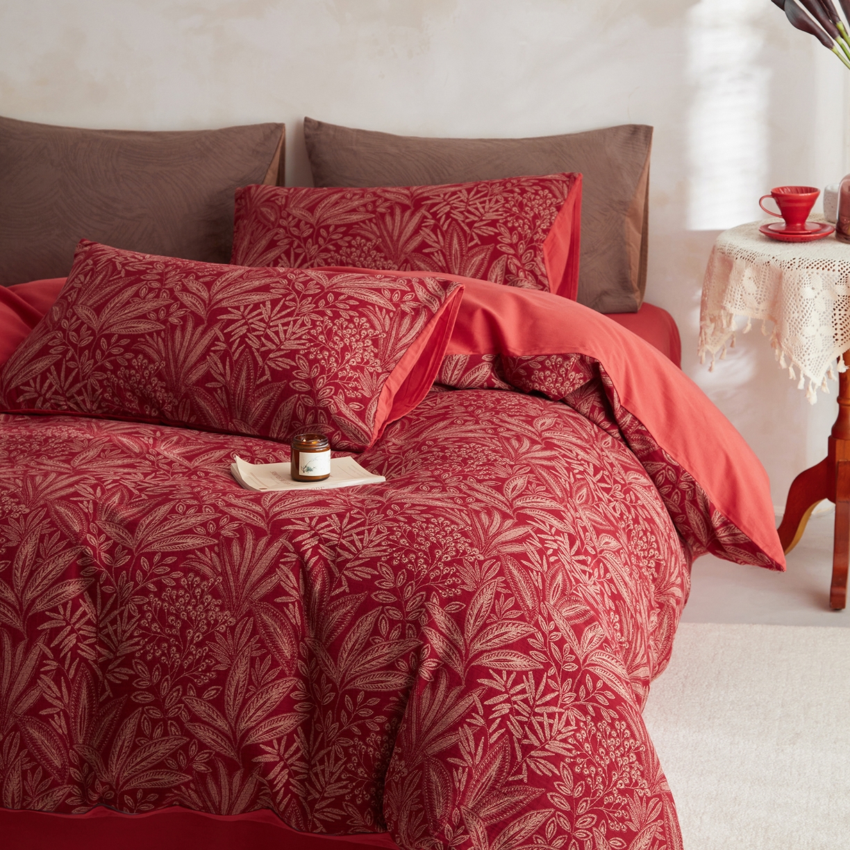 91家纺网 家纺一手货源 找家纺 简宜家居（朝初家纺） 2025新款全棉提花纯棉加厚磨毛四件套 梦枝-红馥