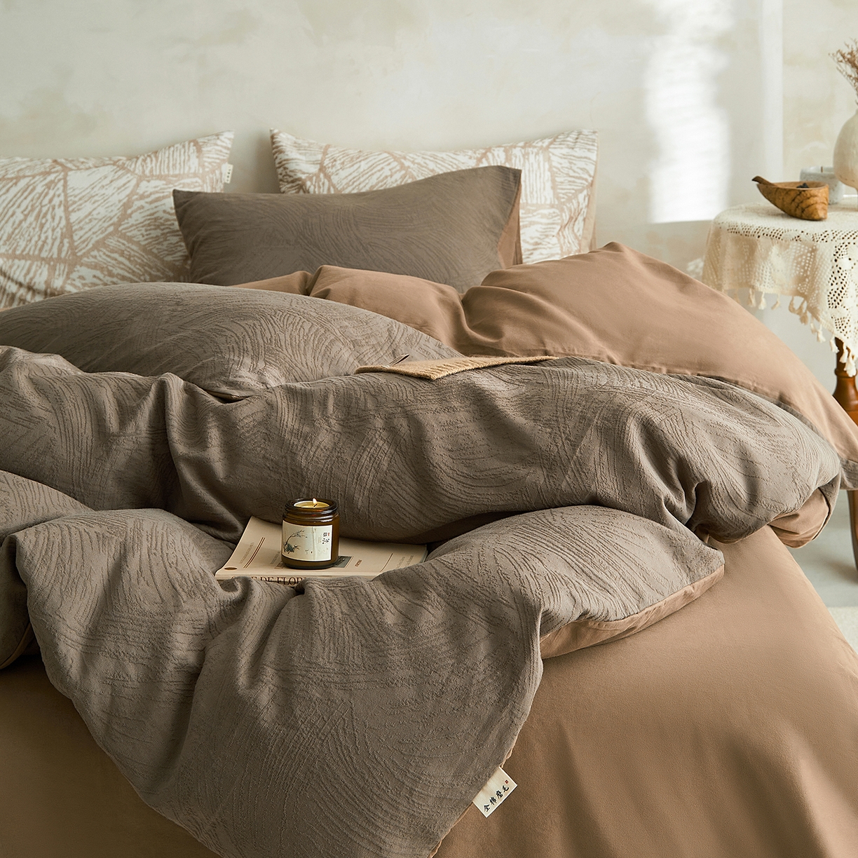 91家纺网 家纺一手货源 找家纺 简宜家居（朝初家纺） 2025新款全棉提花纯棉加厚磨毛四件套 彩绘-暖棕