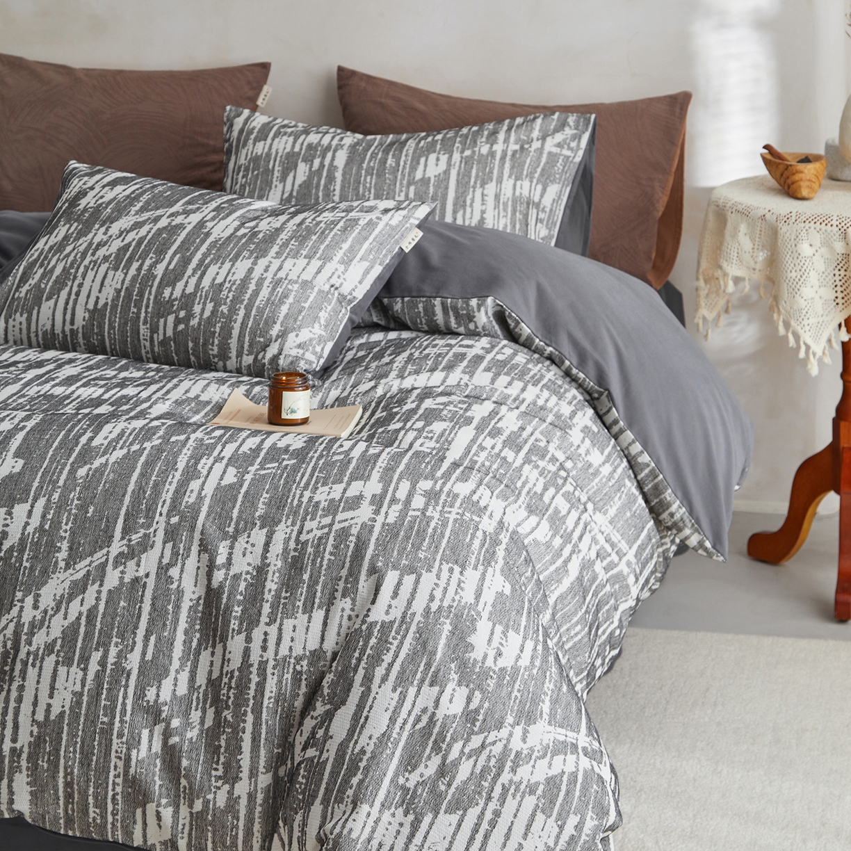 91家纺网 家纺一手货源 找家纺 简宜家居（朝初家纺） 2025新款全棉提花纯棉加厚磨毛四件套 墨纹-月灰