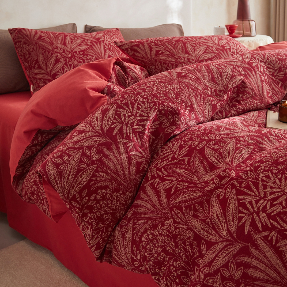 91家纺网 家纺一手货源 找家纺 简宜家居（朝初家纺） 2025新款全棉提花纯棉加厚磨毛四件套 梦枝-红馥