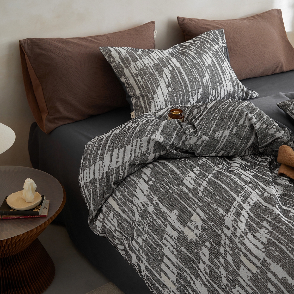91家纺网 家纺一手货源 找家纺 简宜家居（朝初家纺） 2025新款全棉提花纯棉加厚磨毛四件套 墨纹-月灰