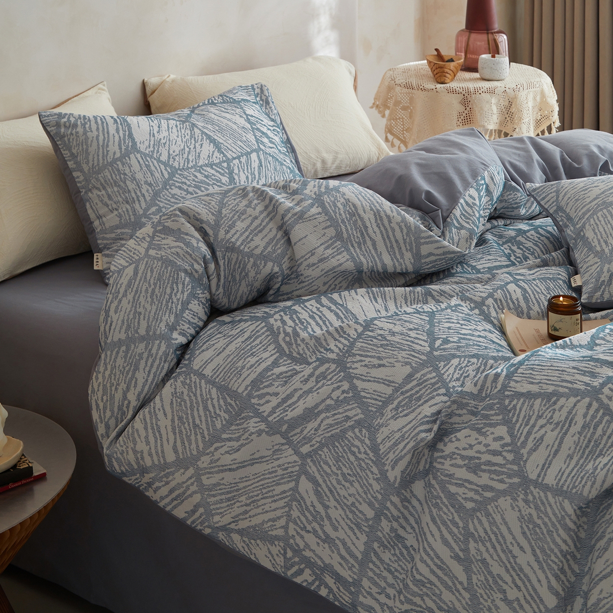 91家纺网 家纺一手货源 找家纺 简宜家居（朝初家纺） 2025新款全棉提花纯棉加厚磨毛四件套 梦枝-灰蓝