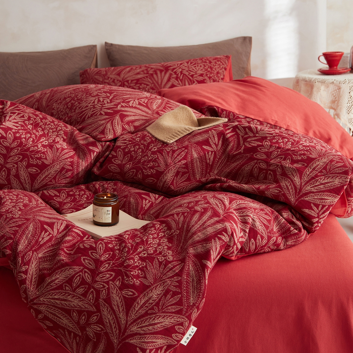 91家纺网 家纺一手货源 找家纺 简宜家居（朝初家纺） 2025新款全棉提花纯棉加厚磨毛四件套 梦枝-红馥