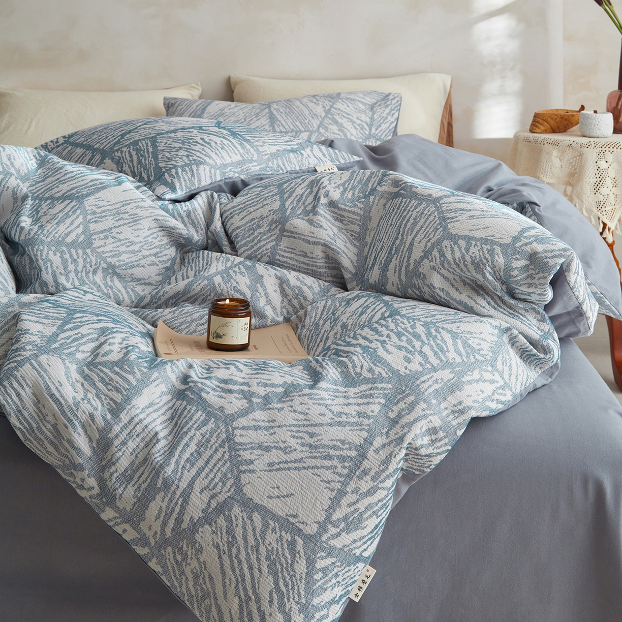 91家纺网 家纺一手货源 找家纺 简宜家居（朝初家纺） 2025新款全棉提花纯棉加厚磨毛四件套 梦枝-灰蓝