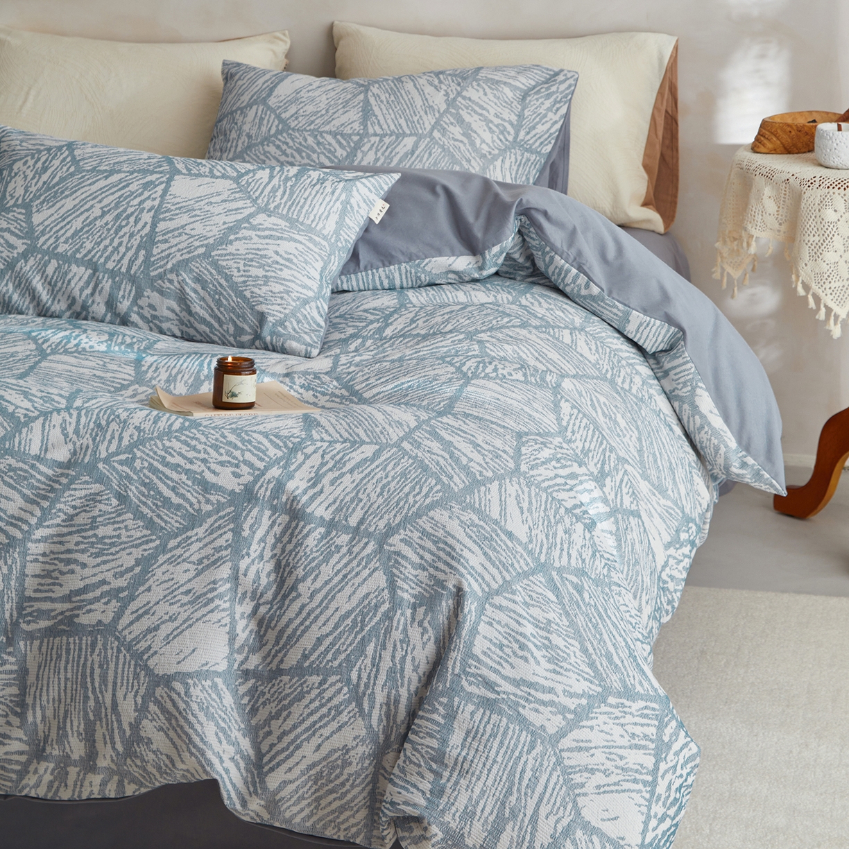 91家纺网 家纺一手货源 找家纺 简宜家居（朝初家纺） 2025新款全棉提花纯棉加厚磨毛四件套 梦枝-灰蓝