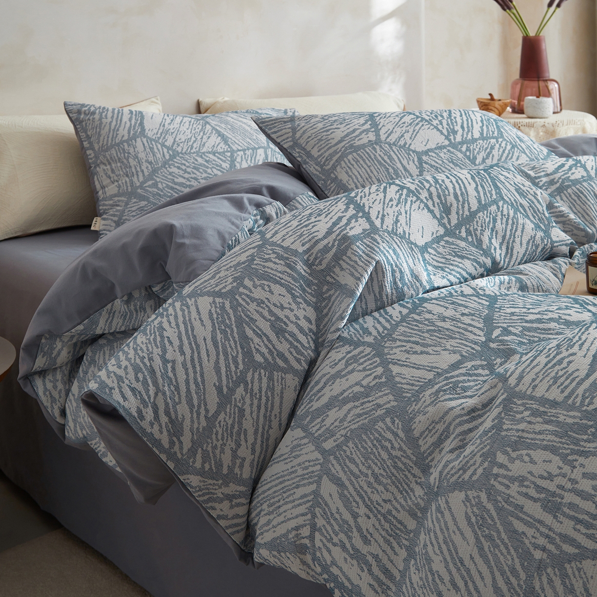 91家纺网 家纺一手货源 找家纺 简宜家居（朝初家纺） 2025新款全棉提花纯棉加厚磨毛四件套 梦枝-灰蓝