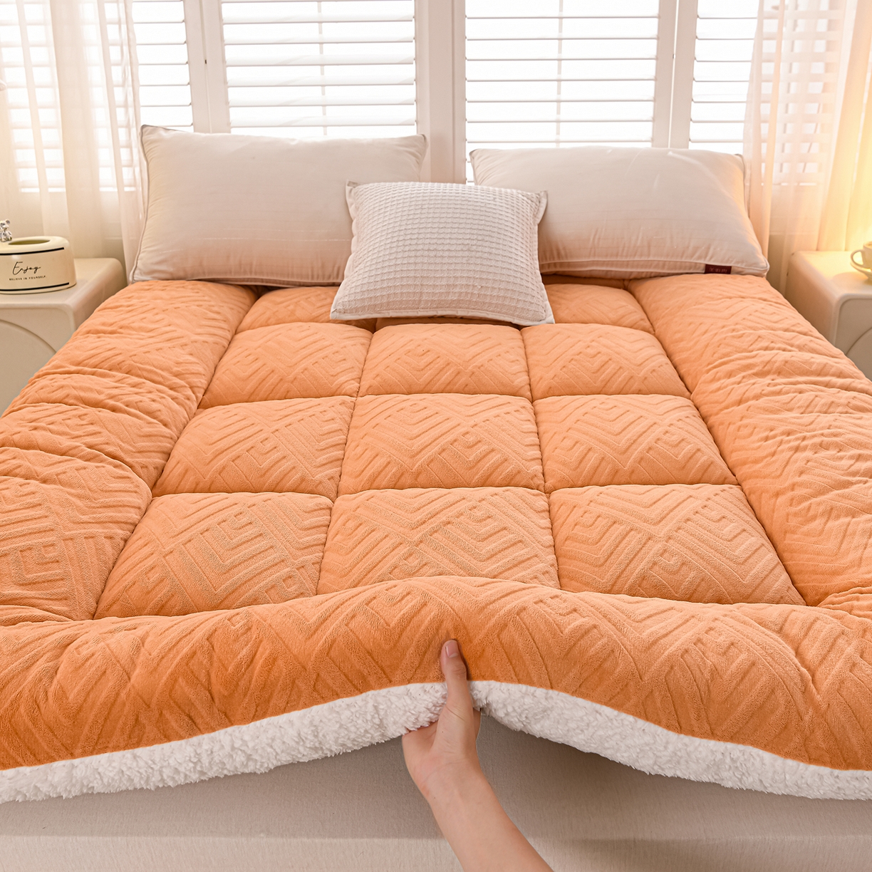 91家纺网 家纺一手货源 找家纺 （总）金灵居 2025新款雕花牛奶绒床垫羊羔绒床垫床褥子跨境外贸