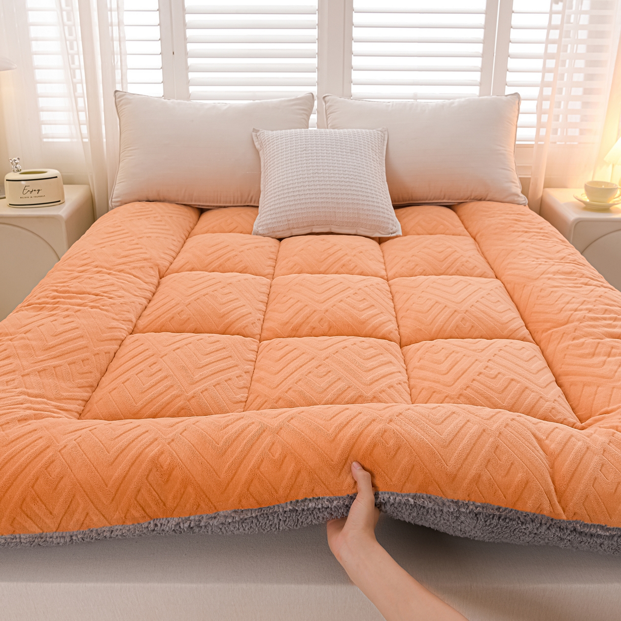 91家纺网 家纺一手货源 找家纺 （总）金灵居 2025新款雕花牛奶绒床垫羊羔绒床垫床褥子跨境外贸