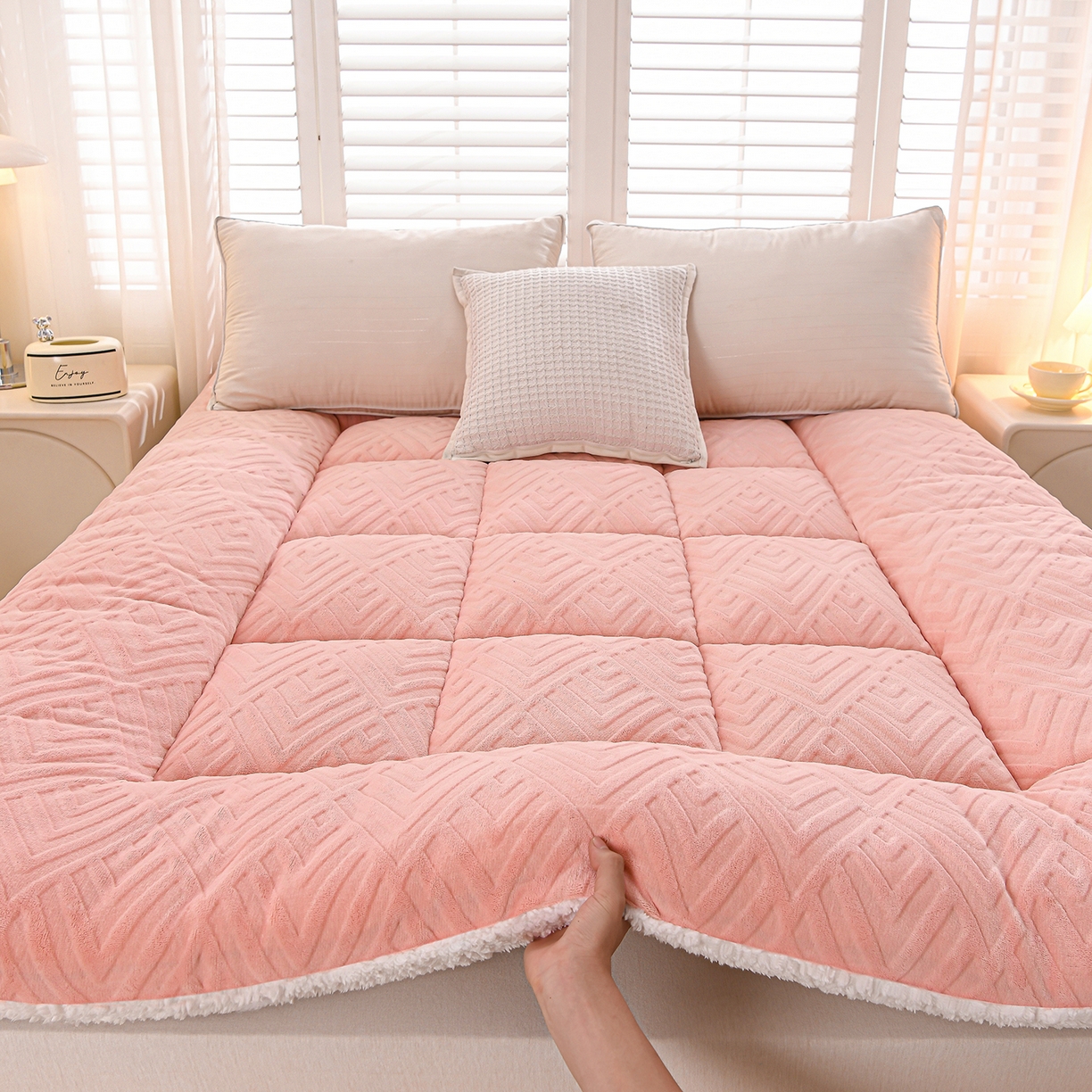 91家纺网 家纺一手货源 找家纺 （总）金灵居 2025新款雕花牛奶绒床垫羊羔绒床垫床褥子跨境外贸