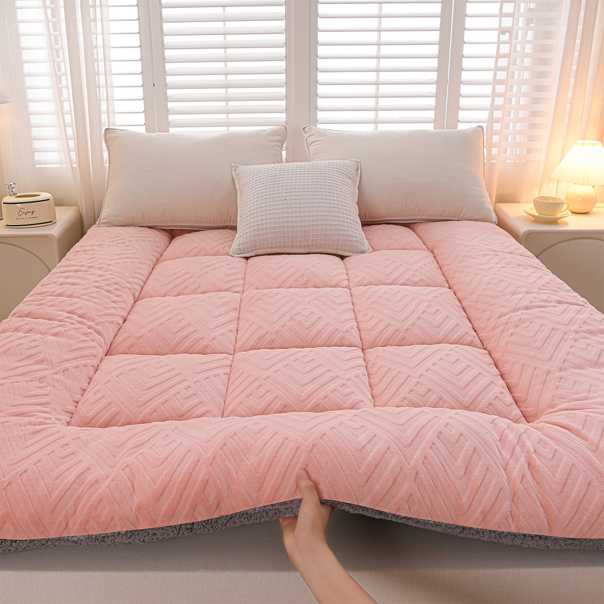 91家纺网 家纺一手货源 找家纺 （总）金灵居 2025新款雕花牛奶绒床垫羊羔绒床垫床褥子跨境外贸