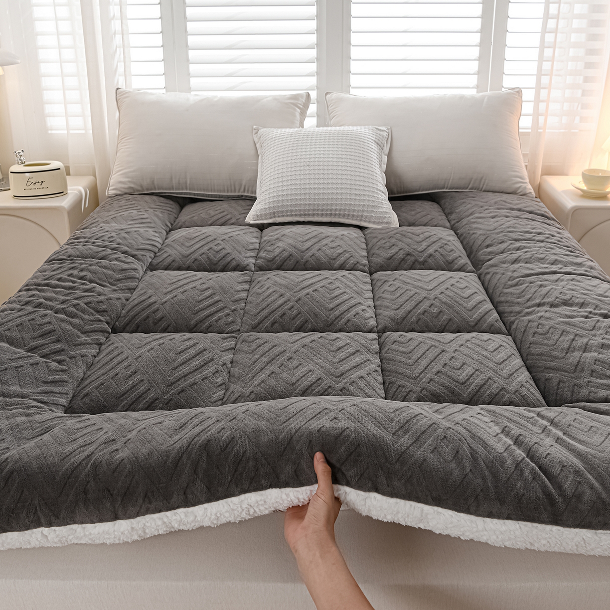 91家纺网 家纺一手货源 找家纺 （总）金灵居 2025新款雕花牛奶绒床垫羊羔绒床垫床褥子跨境外贸