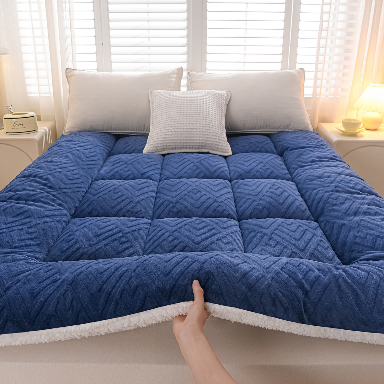 91家纺网 家纺一手货源 找家纺 （总）金灵居 2025新款雕花牛奶绒床垫羊羔绒床垫床褥子跨境外贸