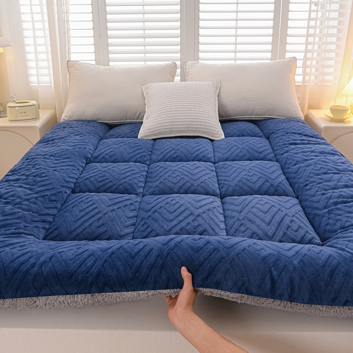 91家纺网 家纺一手货源 找家纺 （总）金灵居 2025新款雕花牛奶绒床垫羊羔绒床垫床褥子跨境外贸