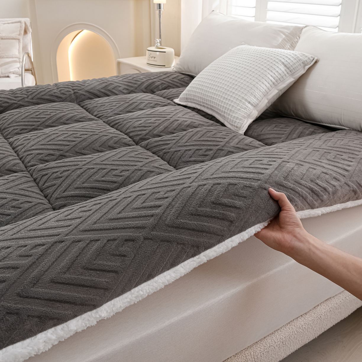 91家纺网 家纺一手货源 找家纺 （总）金灵居 2025新款雕花牛奶绒床垫羊羔绒床垫床褥子跨境外贸