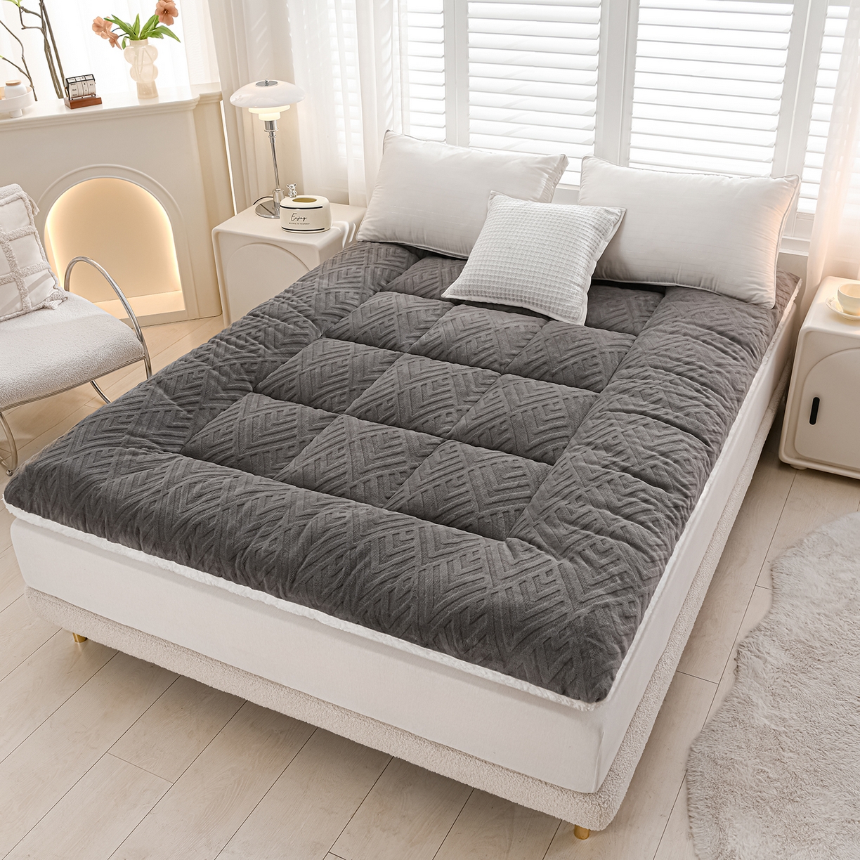 91家纺网 家纺一手货源 找家纺 （总）金灵居 2025新款雕花牛奶绒床垫羊羔绒床垫床褥子跨境外贸