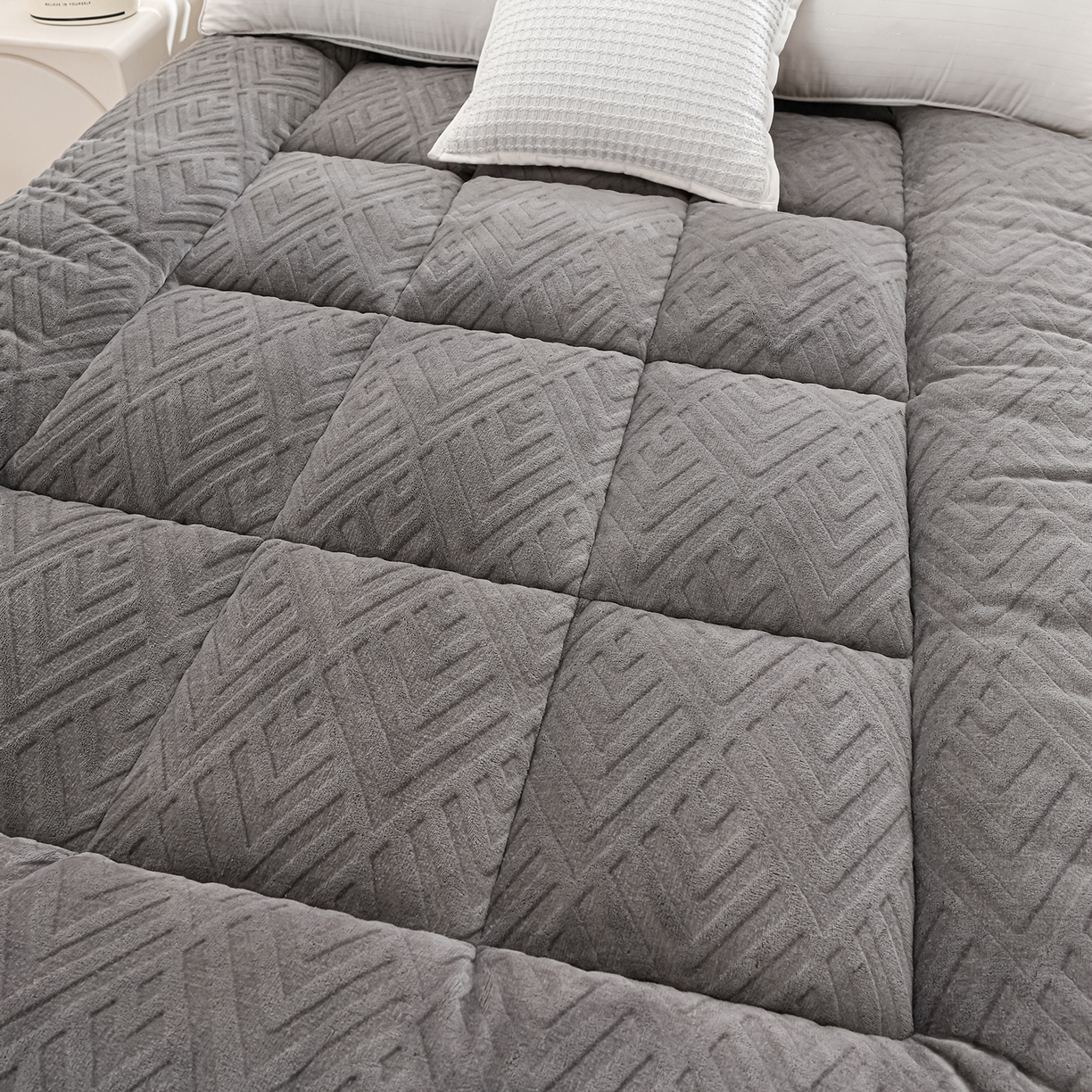 91家纺网 家纺一手货源 找家纺 （总）金灵居 2025新款雕花牛奶绒床垫羊羔绒床垫床褥子跨境外贸