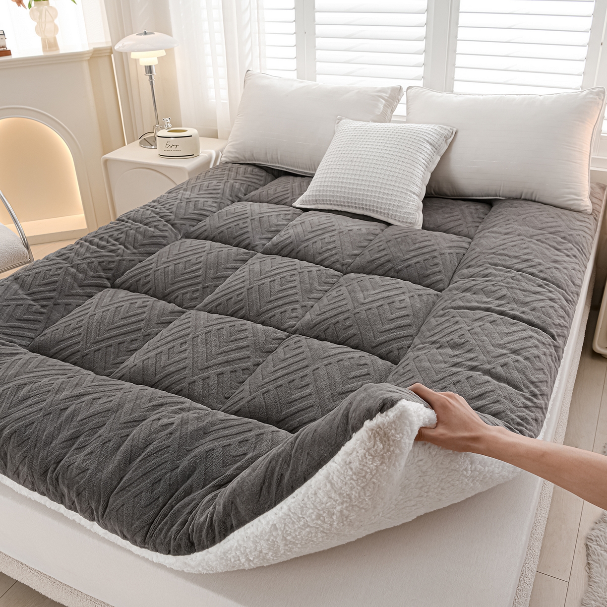 91家纺网 家纺一手货源 找家纺 （总）金灵居 2025新款雕花牛奶绒床垫羊羔绒床垫床褥子跨境外贸