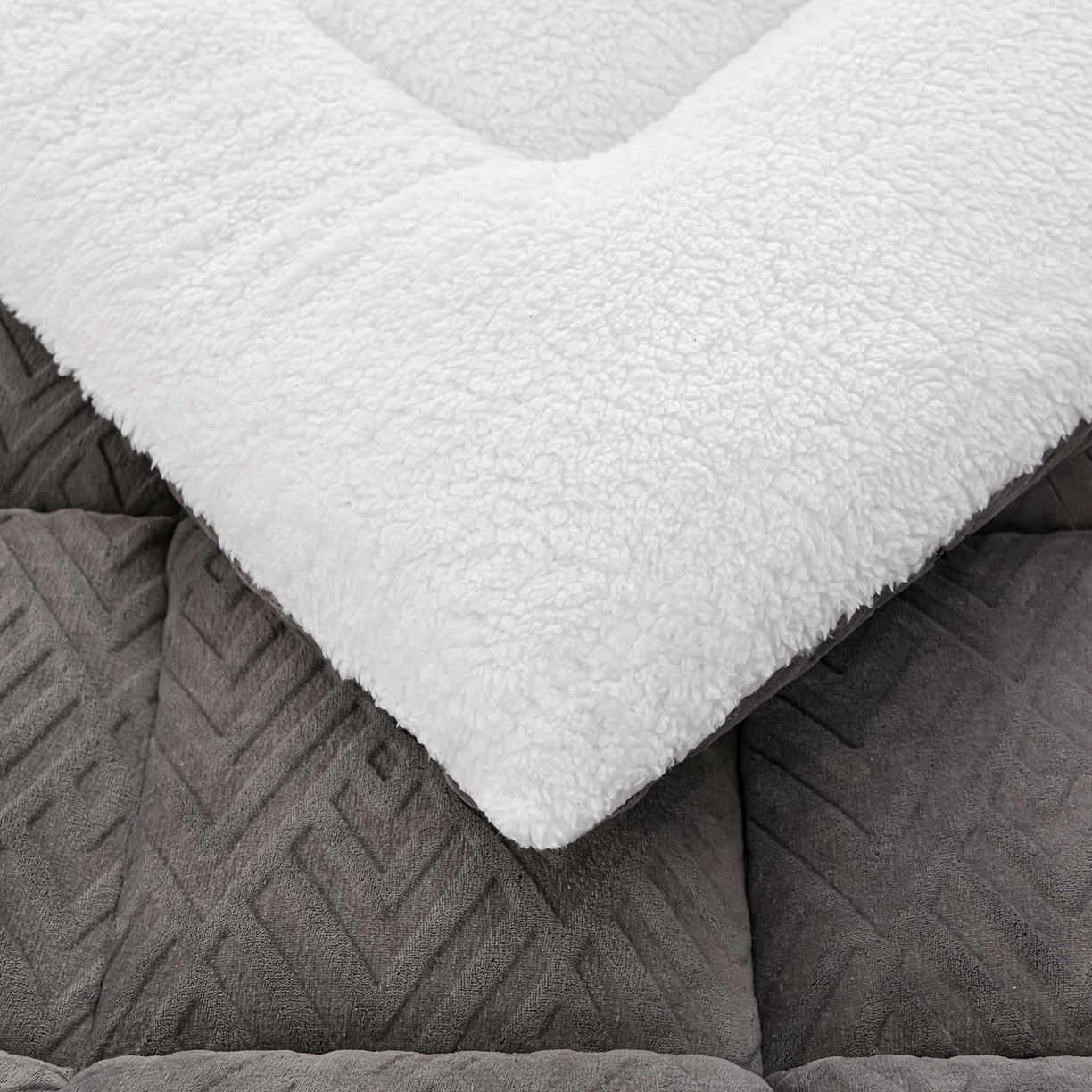 91家纺网 家纺一手货源 找家纺 （总）金灵居 2025新款雕花牛奶绒床垫羊羔绒床垫床褥子跨境外贸