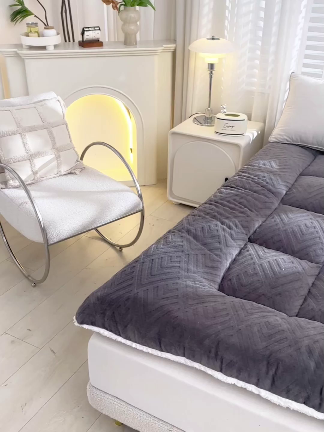 91家纺网 家纺一手货源 找家纺 （总）金灵居 2025新款雕花牛奶绒床垫羊羔绒床垫床褥子跨境外贸