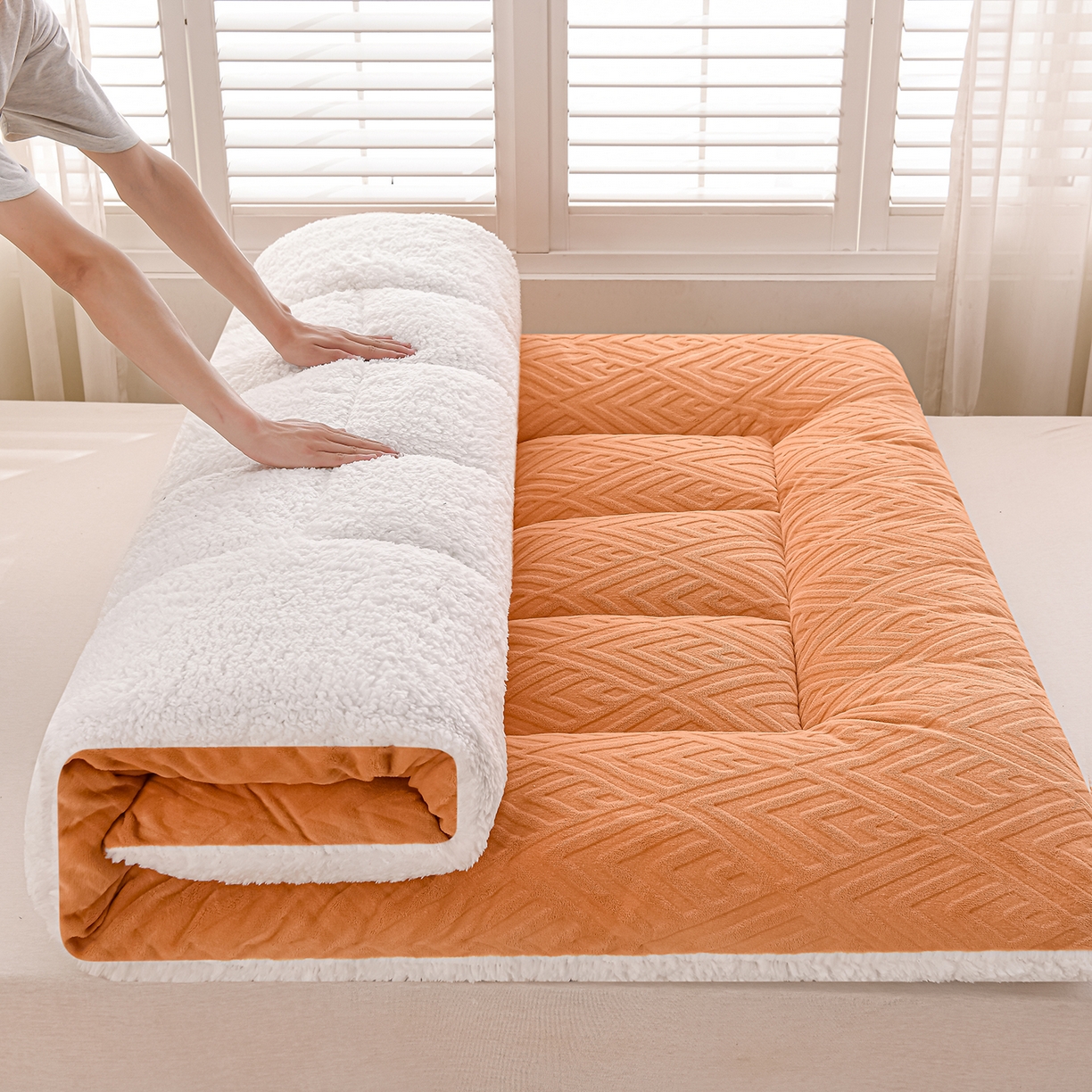 91家纺网 家纺一手货源 找家纺 金灵居 2025新款雕花牛奶绒床垫羊羔绒床垫床褥子跨境外贸 橙拼白