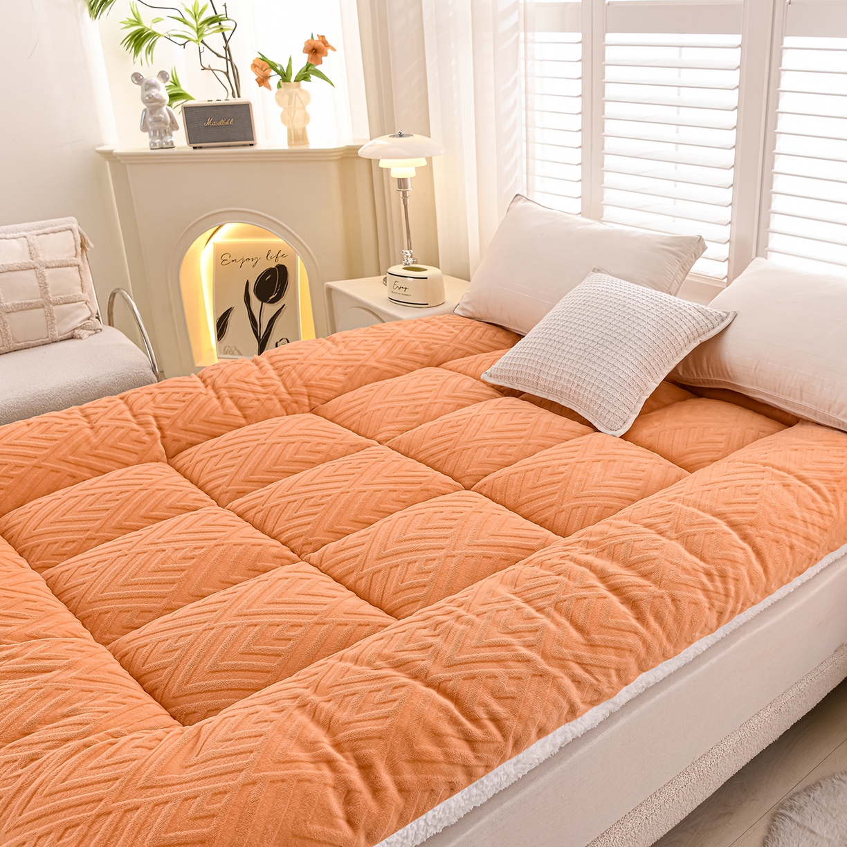 91家纺网 家纺一手货源 找家纺 金灵居 2025新款雕花牛奶绒床垫羊羔绒床垫床褥子跨境外贸 橙拼白