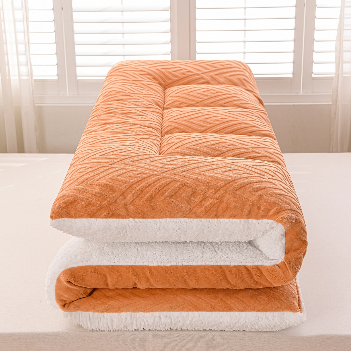 91家纺网 家纺一手货源 找家纺 金灵居 2025新款雕花牛奶绒床垫羊羔绒床垫床褥子跨境外贸 橙拼白