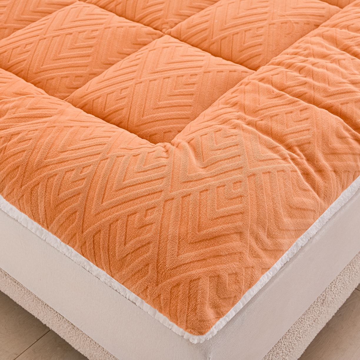 91家纺网 家纺一手货源 找家纺 金灵居 2025新款雕花牛奶绒床垫羊羔绒床垫床褥子跨境外贸 橙拼白