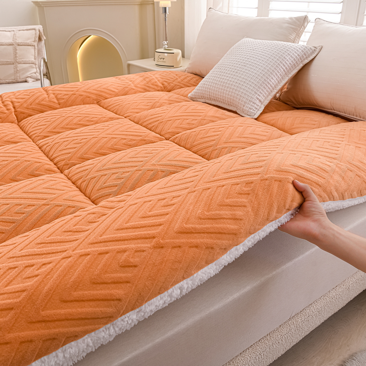 91家纺网 家纺一手货源 找家纺 金灵居 2025新款雕花牛奶绒床垫羊羔绒床垫床褥子跨境外贸 橙拼白