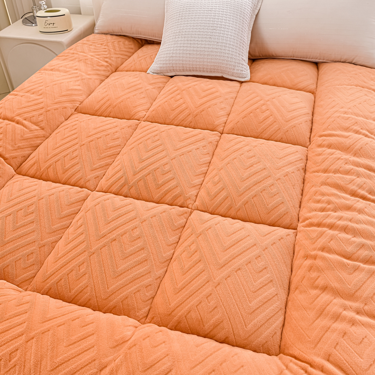 91家纺网 家纺一手货源 找家纺 金灵居 2025新款雕花牛奶绒床垫羊羔绒床垫床褥子跨境外贸 橙拼白