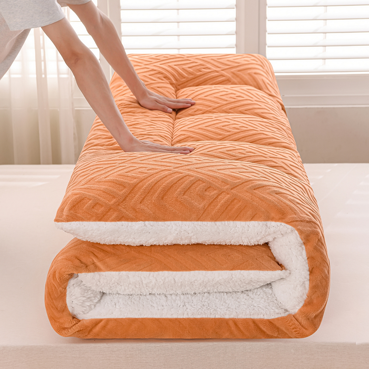 91家纺网 家纺一手货源 找家纺 金灵居 2025新款雕花牛奶绒床垫羊羔绒床垫床褥子跨境外贸 橙拼白