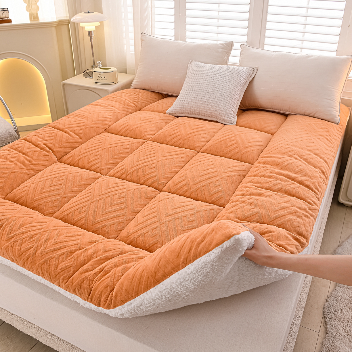 91家纺网 家纺一手货源 找家纺 金灵居 2025新款雕花牛奶绒床垫羊羔绒床垫床褥子跨境外贸 橙拼白