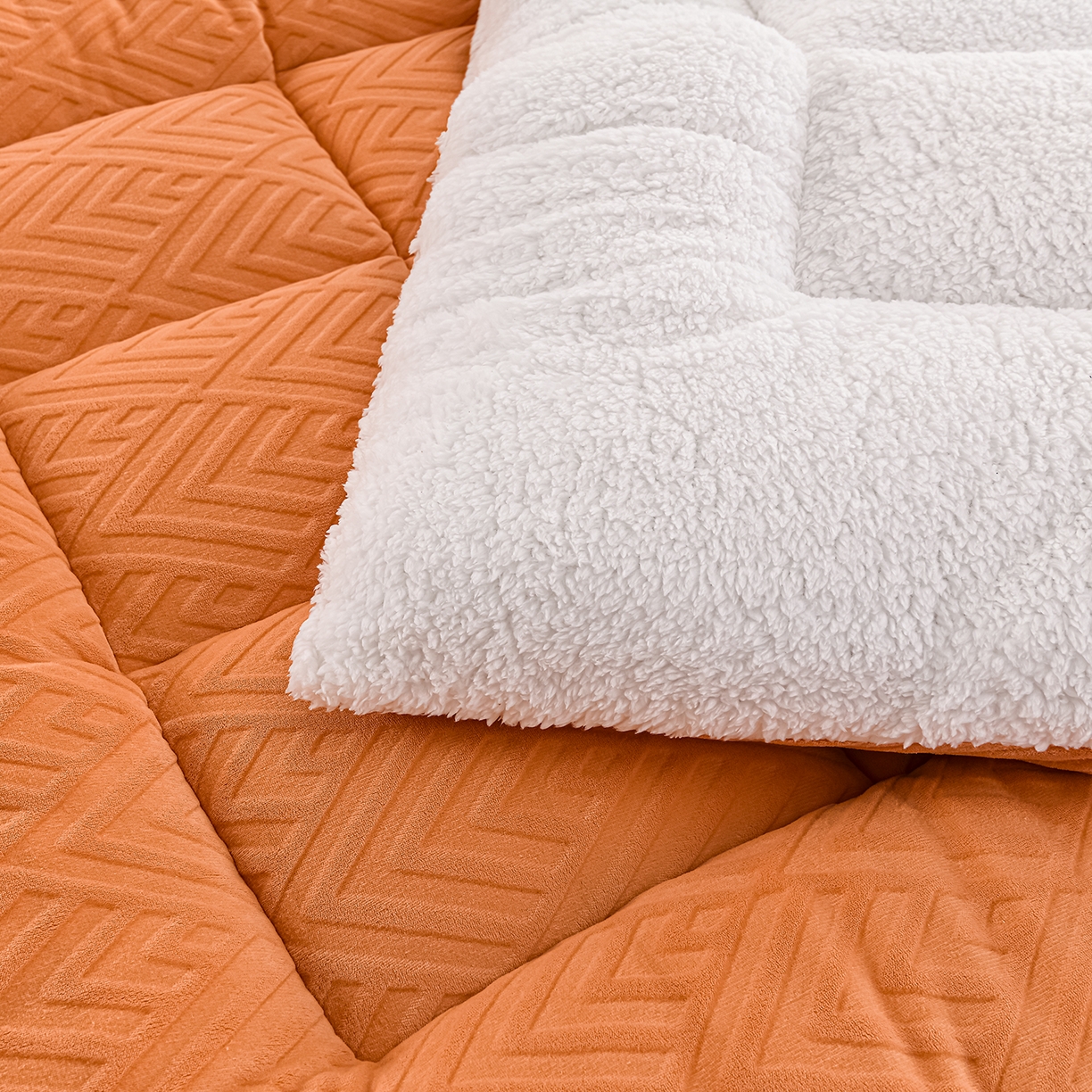 91家纺网 家纺一手货源 找家纺 金灵居 2025新款雕花牛奶绒床垫羊羔绒床垫床褥子跨境外贸 橙拼白