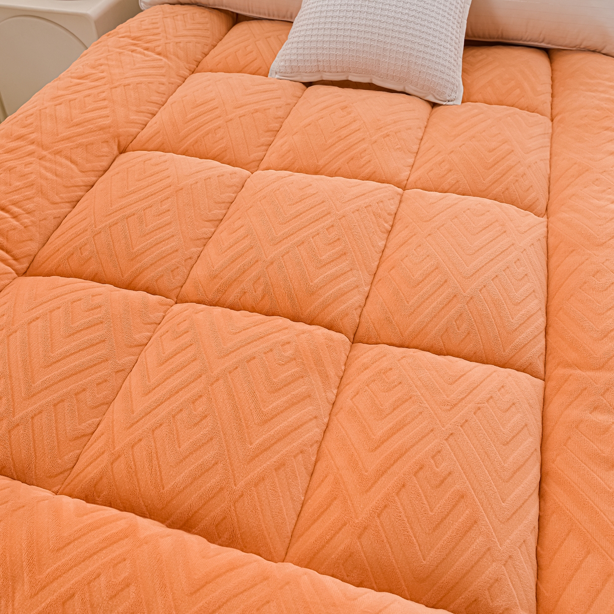 91家纺网 家纺一手货源 找家纺 金灵居 2025新款雕花牛奶绒床垫羊羔绒床垫床褥子跨境外贸 橙拼灰