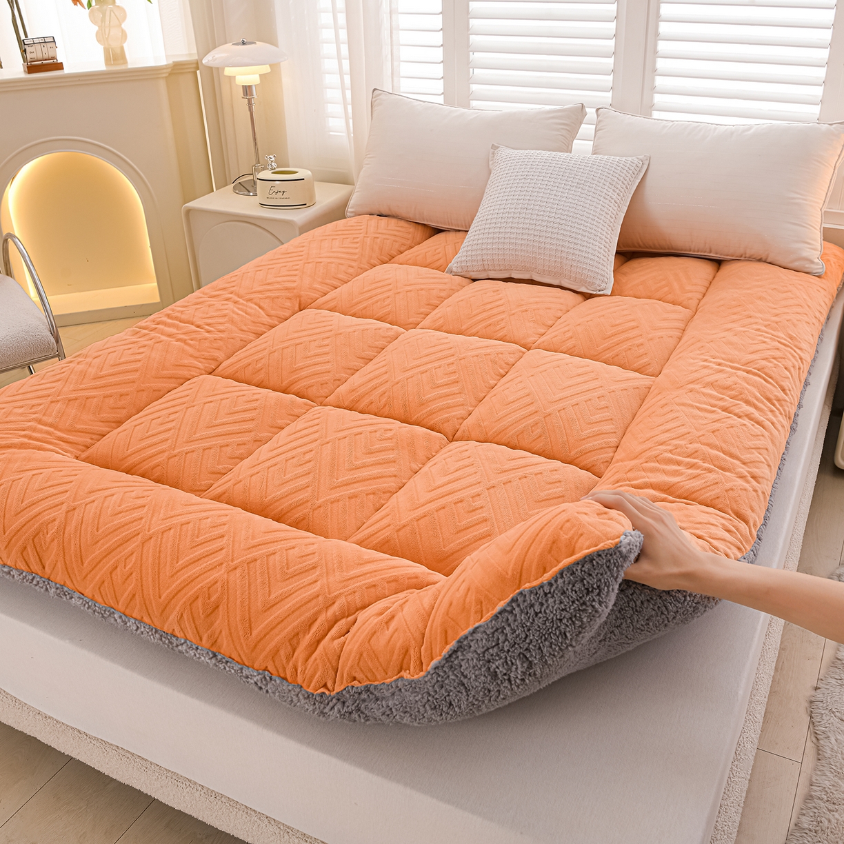 91家纺网 家纺一手货源 找家纺 金灵居 2025新款雕花牛奶绒床垫羊羔绒床垫床褥子跨境外贸 橙拼灰